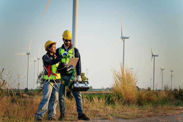 Surveyor et ingénieur Examiner l'efficacité de gigantesques éoliennes - Photo, image