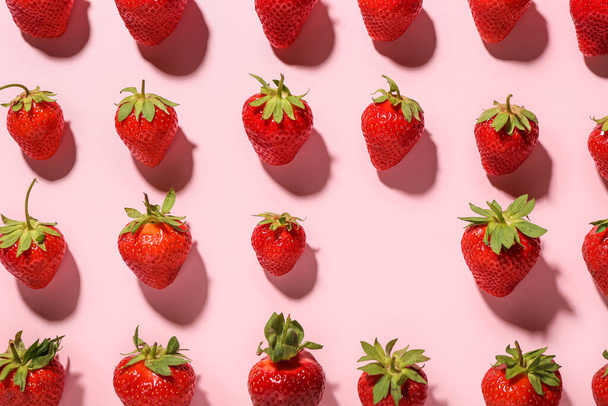 Viele frische Erdbeeren auf rosa Hintergrund - Foto, Bild