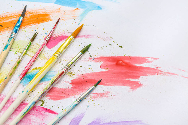 Beyaz arkaplanda sanatçının fırçaları ve boyaları - Fotoğraf, Görsel