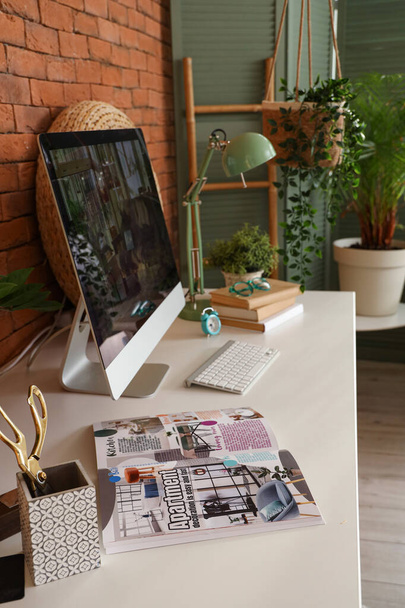 Moderní pracoviště s počítačem a časopisem v kanceláři - Fotografie, Obrázek
