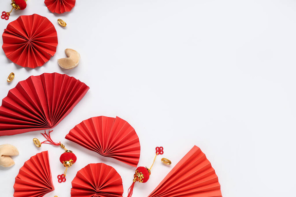Biscotti della fortuna con simboli cinesi su sfondo bianco. Festeggiamenti di Capodanno - Foto, immagini
