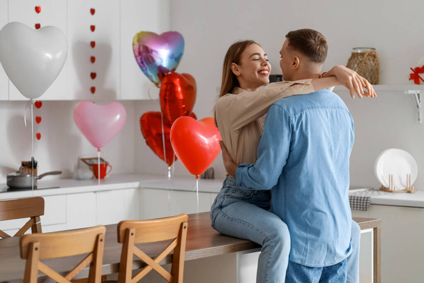 Hermosa pareja joven abrazando y celebrando el Día de San Valentín en casa - Foto, imagen