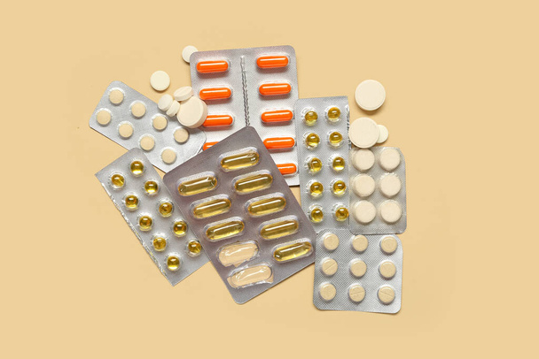 Un mucchio di diverse pillole su sfondo di colore - Foto, immagini