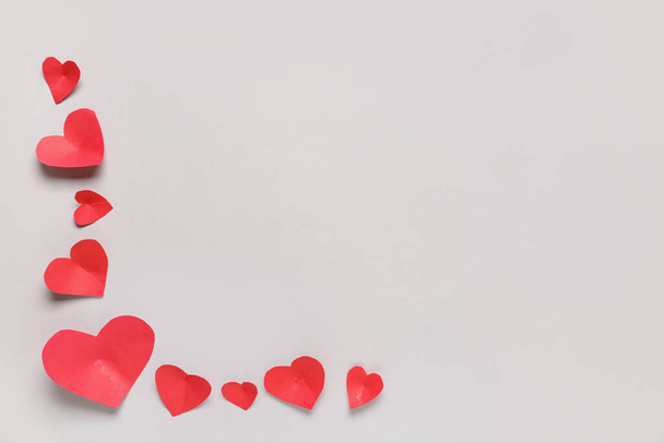 Gri zemin üzerinde kırmızı kağıt kalpler olan kompozisyon. Sevgililer Günü kutlaması - Fotoğraf, Görsel