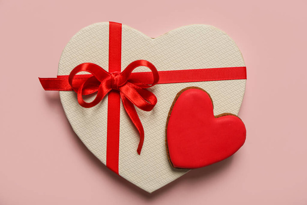 Szív alakú süti és ajándék doboz rózsaszín háttérrel. Valentin-napi ünneplés - Fotó, kép