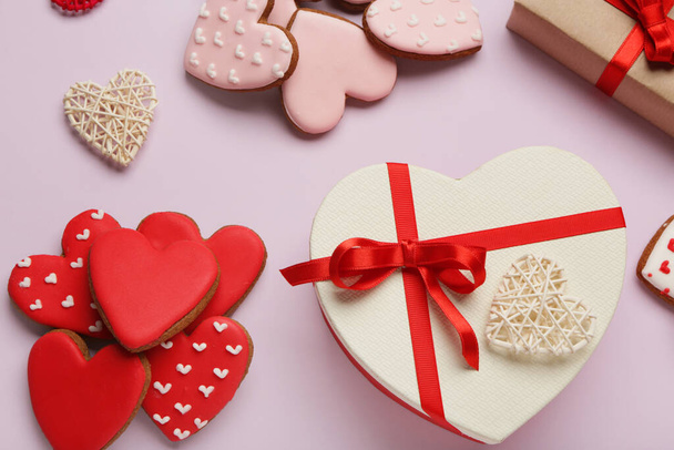 Cookies em forma de coração e caixas de presente em fundo lilás. Celebração do dia dos namorados - Foto, Imagem