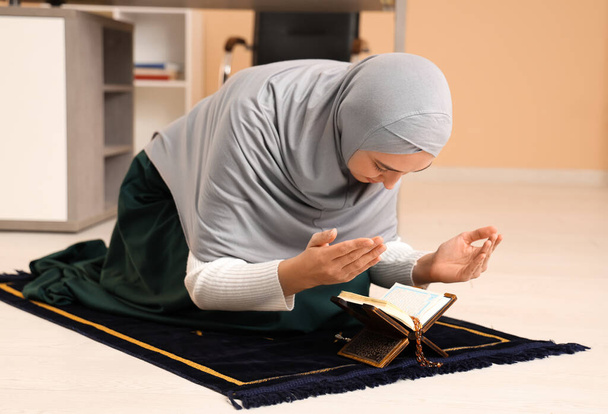 オフィスで祈っている若いムスリム女性 - 写真・画像