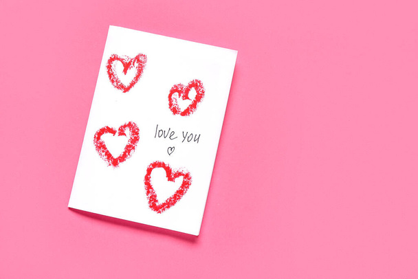 Tarjeta de felicitación con texto LOVE YOU sobre fondo rosa. Celebración de San Valentín - Foto, Imagen
