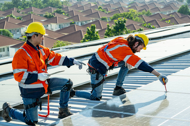 Profesyonel mühendisler güneş ışığı altında güneş çatılarını kontrol ediyorlar. Elektrik yenilenebilir eko enerji hizmeti veren mühendisler - Fotoğraf, Görsel