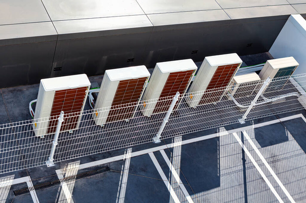 近代的なオフィスビルの屋根にエアコンユニット - 写真・画像