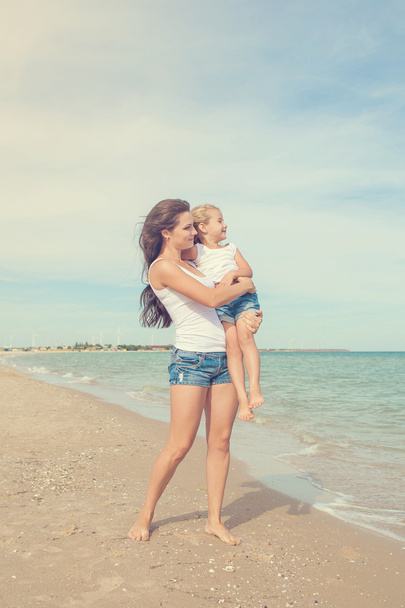 Matka a její dcera baví na pláži - Fotografie, Obrázek