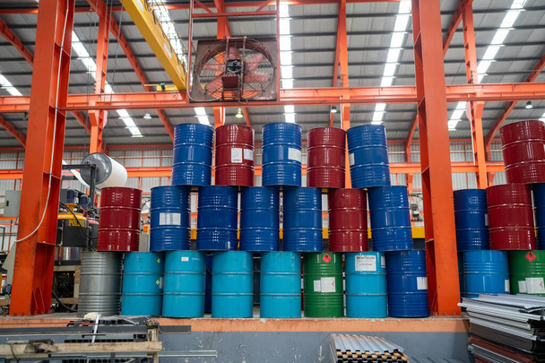 Στοίβα πολλαπλών δεξαμενών χρώματος στο εργοστάσιο πλευρά - Φωτογραφία, εικόνα