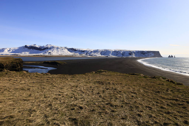 Blick auf einen Berg bei Vik i Myrdal an der Südküste Islands - Foto, Bild