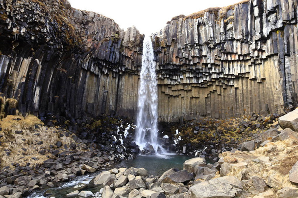 Svartifoss είναι ένας καταρράκτης στην Ισλανδία που βρίσκεται στο Skaftafell National Park. - Φωτογραφία, εικόνα