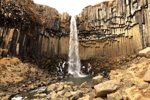 Свартифосс - водопад в Исландии, расположенный в Национальном парке Скафтафель. - Фото, изображение