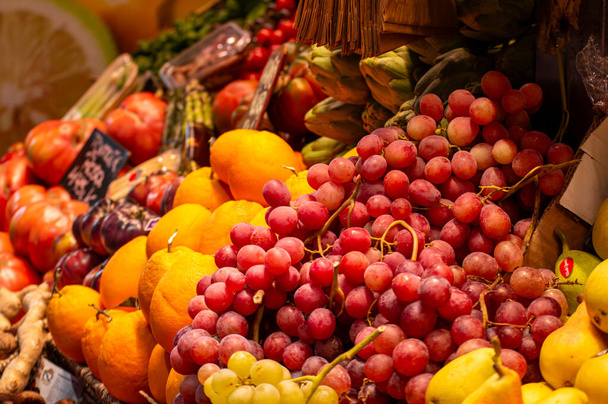 スペイン,マラガのアタラサナセントラルマーケットで新鮮な果物の多様性を楽しむ - 写真・画像