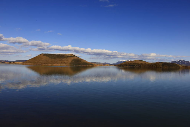 Myvatn to płytkie jezioro położone w obszarze aktywnego wulkanizmu na północy Islandii, w pobliżu wulkanu Krafla - Zdjęcie, obraz
