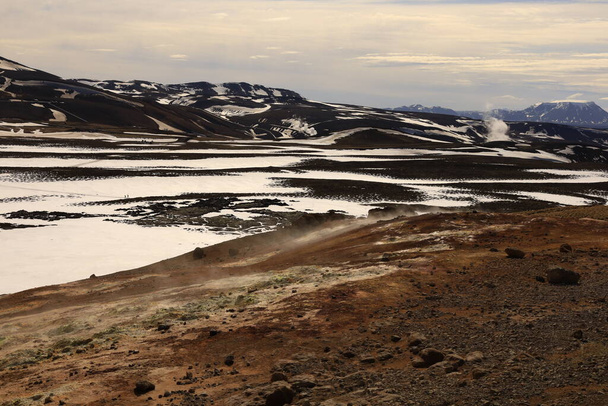 Видова точка від Лейрнхура, який є активним вулканом, розташованим на північний схід від озера Миватн у вулканічній системі Крафла, Ісландія  - Фото, зображення