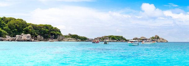 Iles Similan - 10 novembre 2023 : Bateaux de croisière près des îles Similan avec vue sur le paradis, plongée avec tuba et spots de plongée   - Photo, image