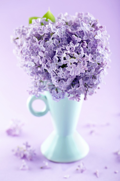 Modrá váza s kyticí šeřík - Fotografie, Obrázek