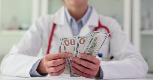 Korrupter Arzt zählt Geld in Klinik Die Hände des korrupten Arztes und das Zählen von Geld und medizinischer Korruption - Filmmaterial, Video