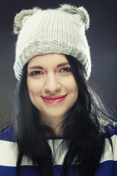 jovem mulher em chapéu de inverno engraçado
 - Foto, Imagem