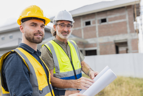 Mladý muž pracovník stavební inženýr mužské práce spolupracovat s vedoucím projektu ve stavebnictví šťastný úsměv. - Fotografie, Obrázek