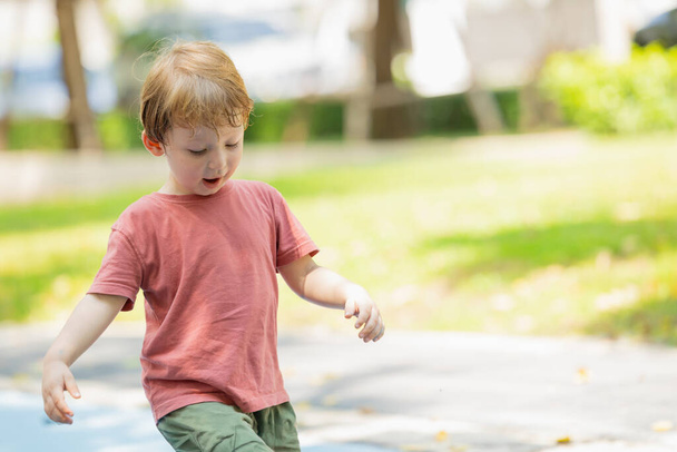 Biegnący chłopiec piękny zdrowy silny dzieciak aktywny zabawy na świeżym powietrzu w parku ogród sezon letni - Zdjęcie, obraz
