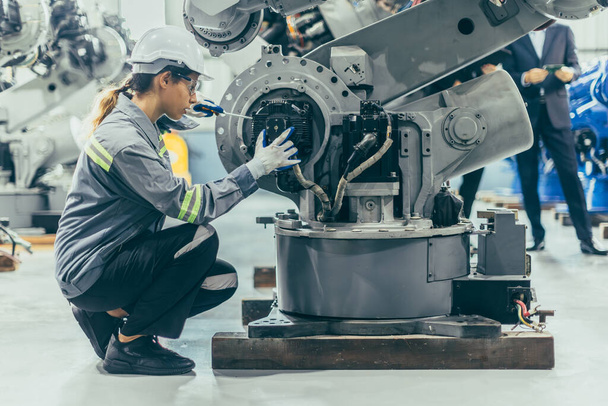 Μηχανικός ρομποτικός μηχανικός γυναίκες τεχνικός που εργάζονται εκ των προτέρων ρομποτική βιομηχανία εργοστάσιο εργασίας συναρμολόγηση βραχίονα ρομπότ επισκευή καθορίσει τη συντήρηση ή την υπηρεσία μεγάλο μηχάνημα με το χέρι δεξιοτήτων - Φωτογραφία, εικόνα