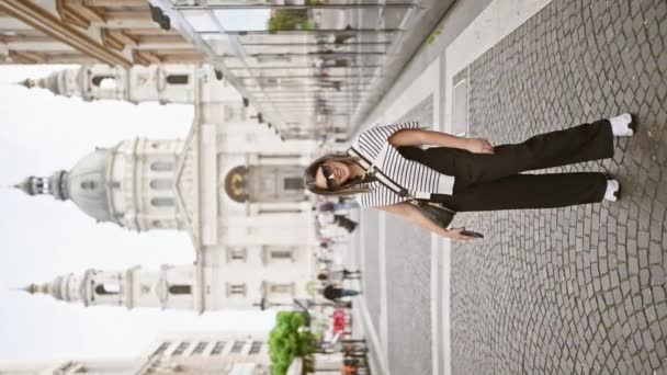 Mujer sonriente posando en budapest urbano con fondo basílica de st. stephen - Metraje, vídeo