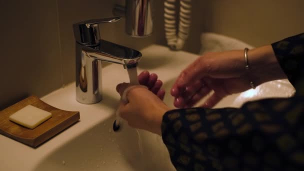 Genç adam tuvalette ellerini yıkıyor. - Video, Çekim