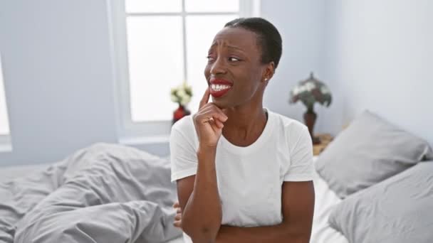 Femme afro-américaine inquiète dans la chambre à coucher, une représentation de la pensée nerveuse, préoccupation, et question sur un lit confortable - Séquence, vidéo