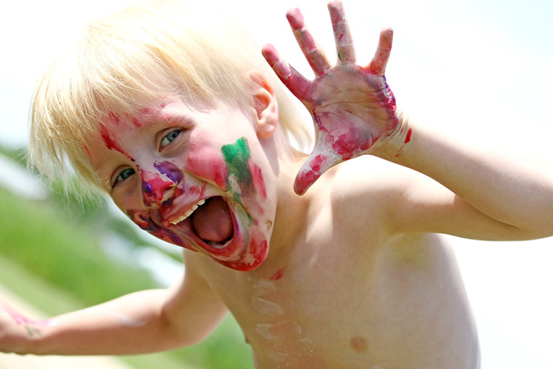 heureux jeune enfant avec désordre peint visage
 - Photo, image