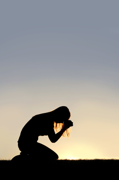 жінка, сідаючи в молитві силует - Фото, зображення
