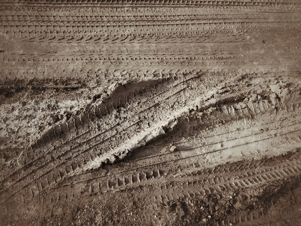 Wheel tracks on the soil. - Foto, afbeelding