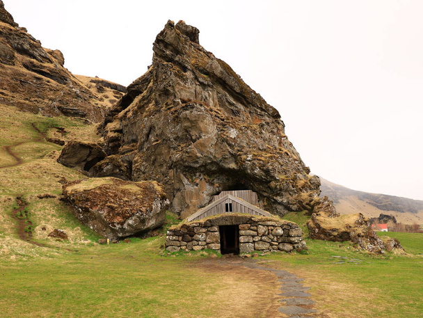 La grotta di Rutshellir si trova in un particolare, grande pilastro di tufo di roccia. Ci sono antiche abitazioni nella roccia e una grotta  - Foto, immagini