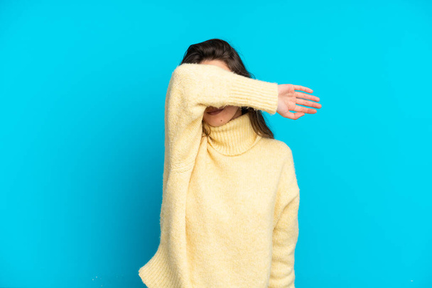 Young caucasian woman isolated on blue background covering eyes by hands - Photo, Image