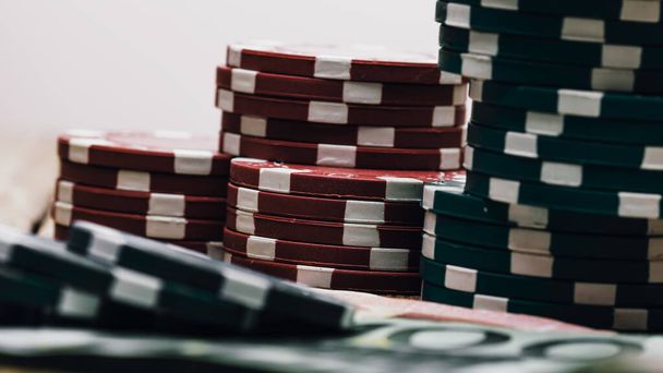 Yüksek bahisli kumarhane oyunları için bir yığın poker fişi. - Fotoğraf, Görsel