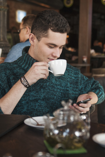 smiling man using laptop in the cafe - Foto, Bild