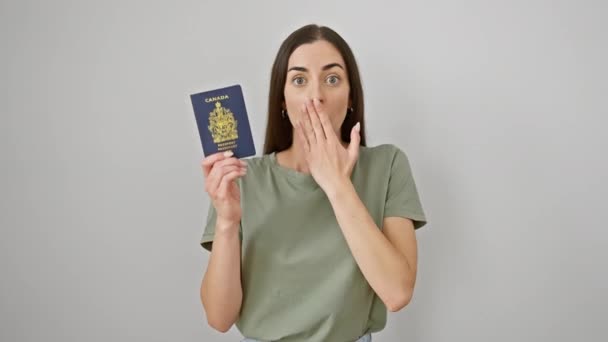 Upea nuori latino nainen shokissa, kasvot peitetty passilla, peloissaan ja hiljaa valkoista eristettyä taustaa vasten - Materiaali, video