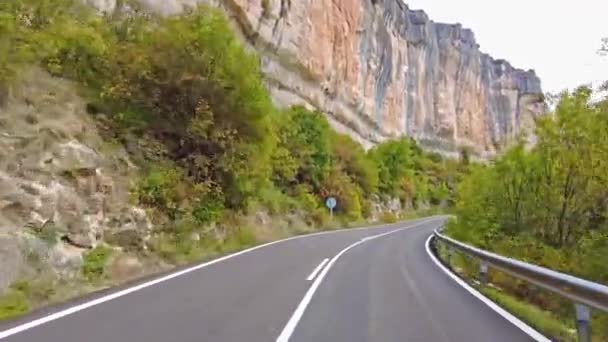 Conduciendo por los acantilados kársticos en la gran laguna de Tobar en Hoz de Beteta, Cuenca, Castilla la Mancha, España, Paisajes de la cordillera de Cuenca - Metraje, vídeo