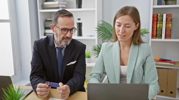Csapj bele! két szivattyús üzletember ünnepli a sikeres online fizetést hitelkártyával a kényelmes irodai szobában, csapatmunka jubileuma beltérben - Felvétel, videó