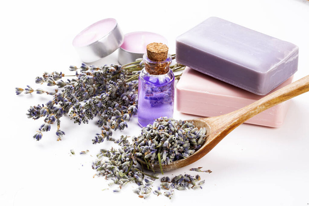 Kuivatut laventelin kukat ja laventelin saippua - Valokuva, kuva