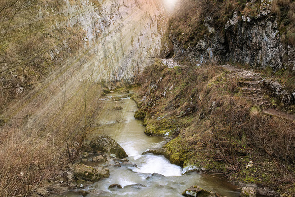 Ποταμός που ρέει σε ένα κολπίσκο ασβεστόλιθου (Cheile Turzii, Τρανσυλβανία) - Φωτογραφία, εικόνα