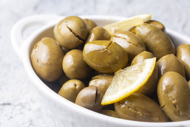 Des olives vertes cassées. Olives vertes craquelées au citron. olive de style turc (nom turc ; kirma zeytin) - Photo, image