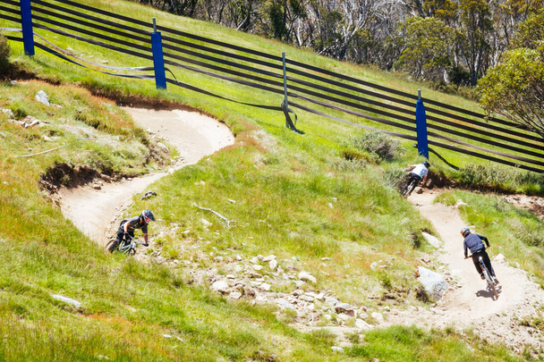 KOLMEDBO, ITÄVALIA - JOULUKUU 15 2023: Maastopyöräilijät laskeutuvat Thredboon lämpimänä kesäpäivänä Snowy Mountainsissa, Uudessa Etelä-Walesissa, Australiassa - Valokuva, kuva