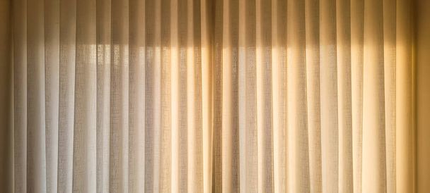 "Radiante y acogedora, esta cortina de casa iluminada por el sol crea un ambiente cálido y acogedor. Compra esta imagen e ilumina tus proyectos con luminosidad y confort!" - Foto, Imagen