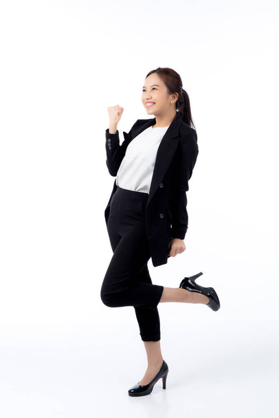 Portrét krásná podnikatelka v obleku radost a úspěch izolované na bílém pozadí, šťastný mladý asijský obchod žena je manažer nebo výkonný překvapení a těší se na vítězství s uspokojením. - Fotografie, Obrázek