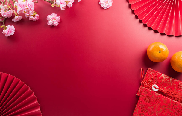 Κινέζικα διακόσμηση του νέου έτους έννοια φόντου κατασκευασμένο από κόκκινο πακέτο, πορτοκάλι και δαμάσκηνο άνθος. - Φωτογραφία, εικόνα