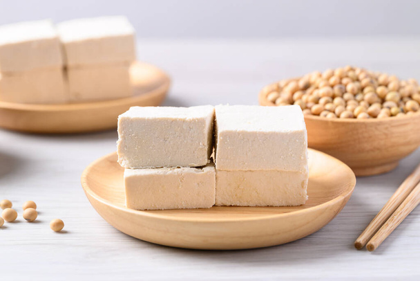 Čerstvé tofu v dřevěné misce, Vegan složka potravin v asijské kuchyni, Rostlinná strava - Fotografie, Obrázek